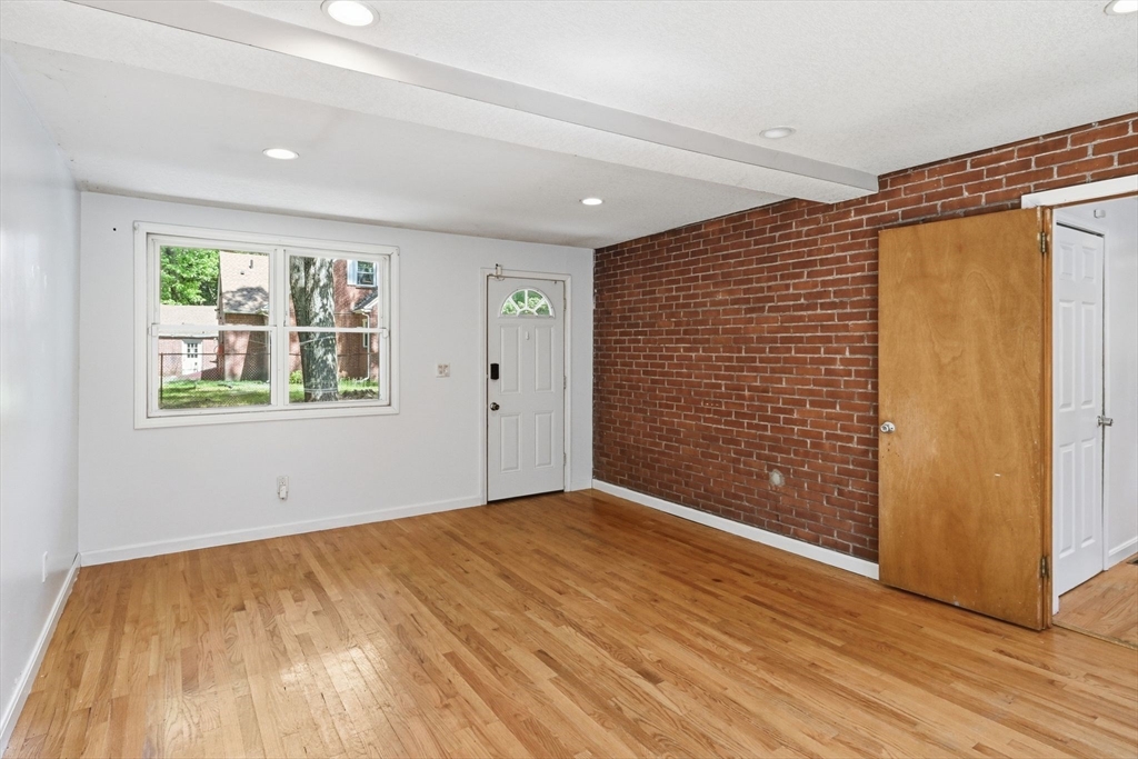 881 Roosevelt Avenue Springfield, MA 01109 - Photo 6 of 35