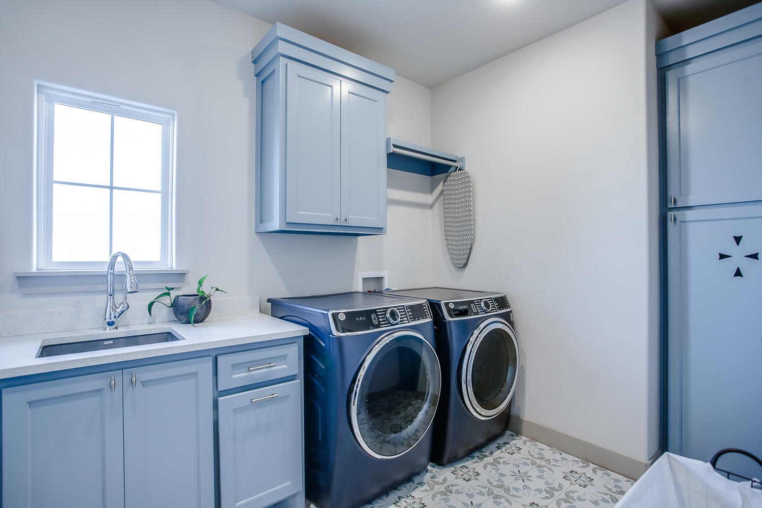7601 53rd Street Lubbock, TX 79407 - Photo 22 of 33 a utility room with sink dryer and washer