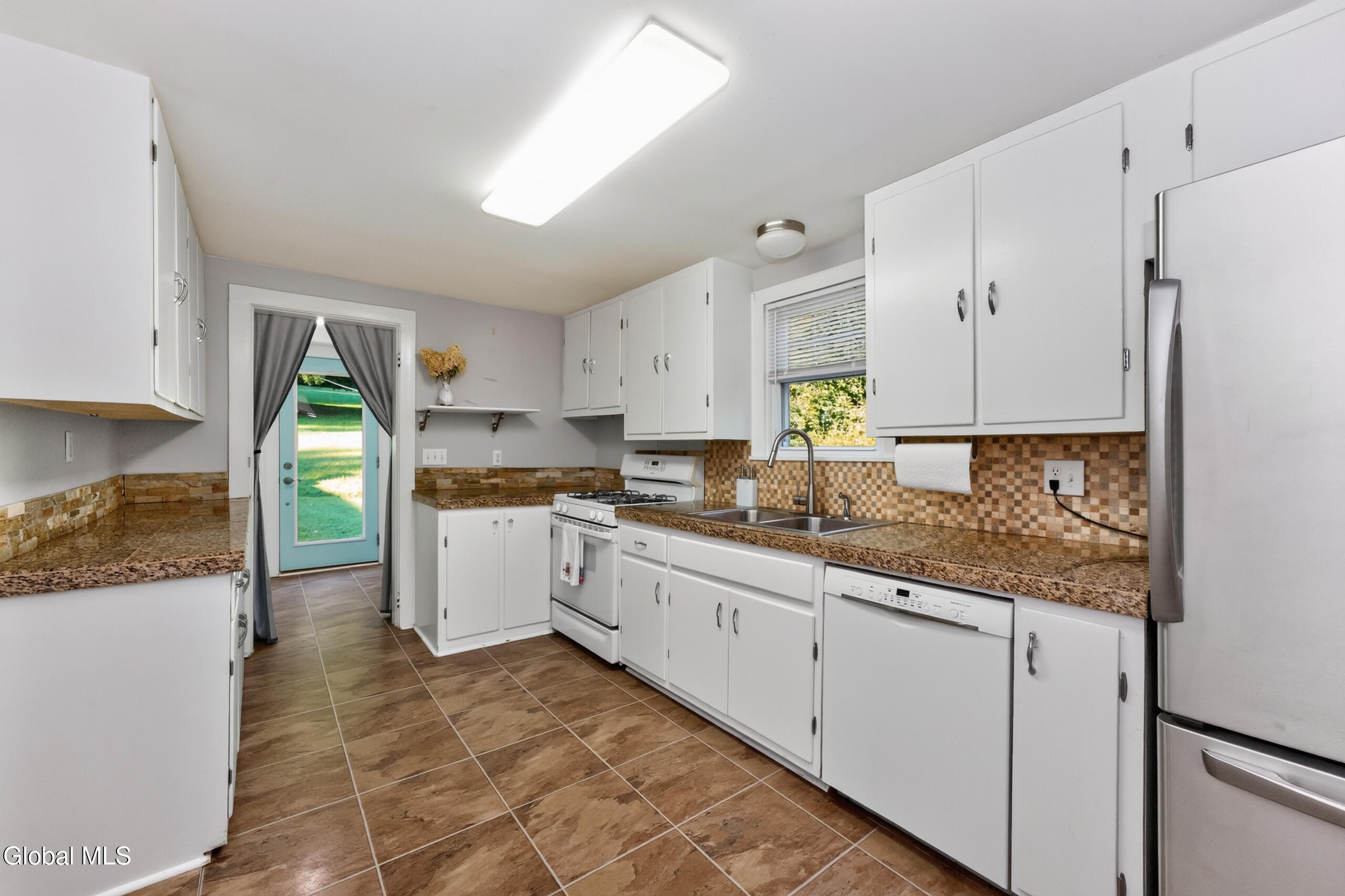 1059 Sacandaga Road Schenectady, NY 12302 - Photo 7 of 28 4 Kitchen 3
