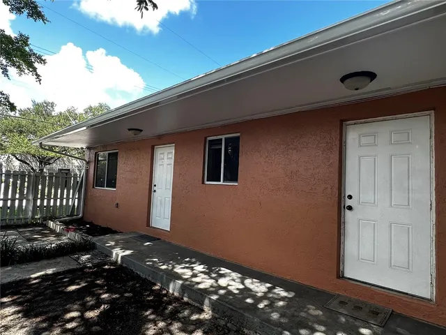 a view of a house with backyard