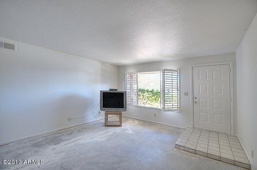 4212 East Hearn Road Phoenix, AZ 85032 - Photo 4 of 15 4212 Hearn RESHOOT_2586liv