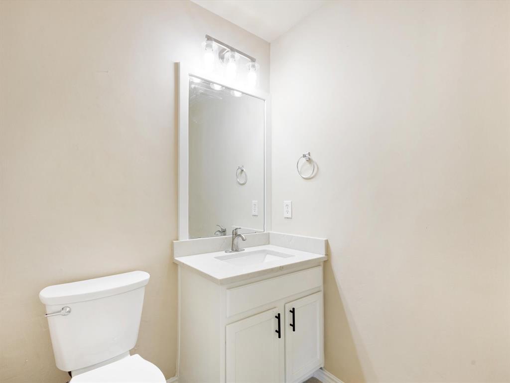 720 Pheasant Road Saginaw, TX 76131 - Photo 19 of 40 a bathroom with a toilet sink and mirror