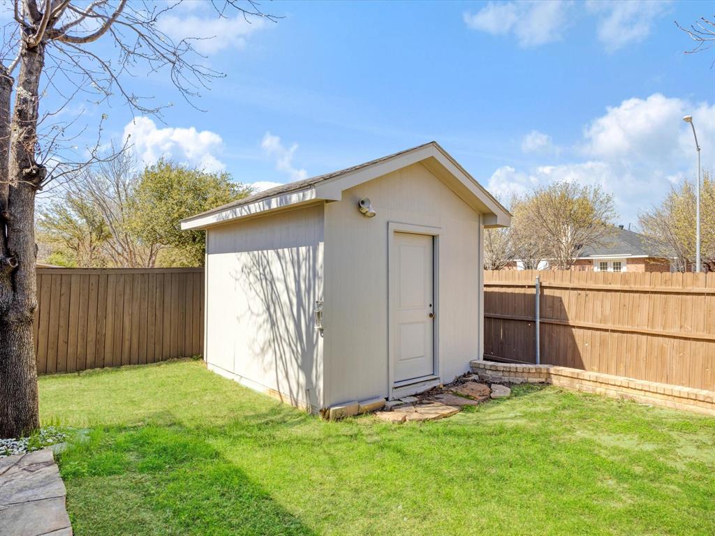 720 Pheasant Road Saginaw, TX 76131 - Photo 34 of 40 a view of backyard with tub and trees in the background