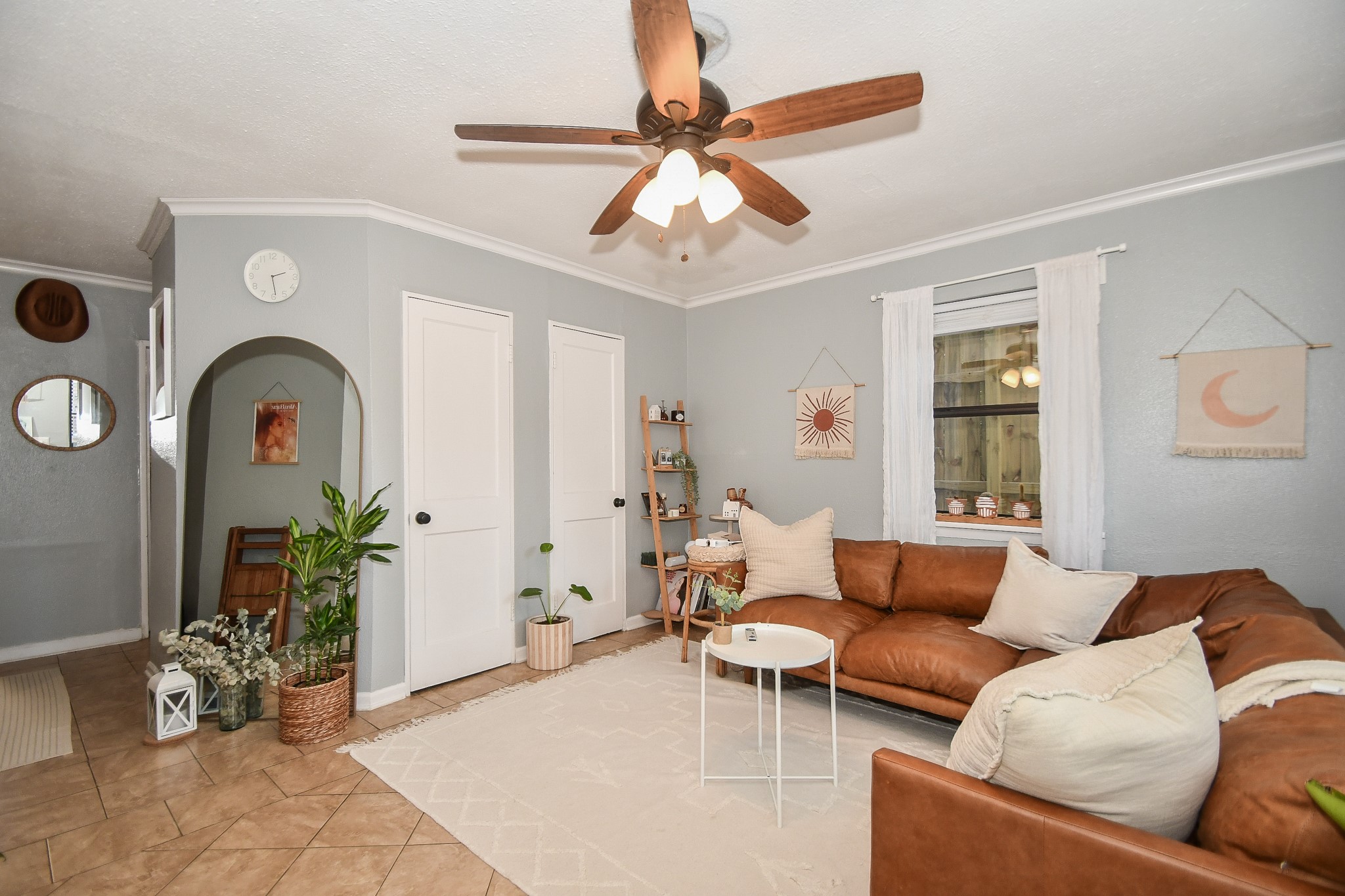 4623 Yupon Street, Unit 3 Houston, TX 77006 - Photo 5 of 18 a living room with furniture flowers and a window