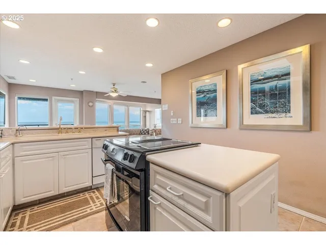 $1,095,000 | 361 South Promenade, Unit 502, Seaside, OR 97138
