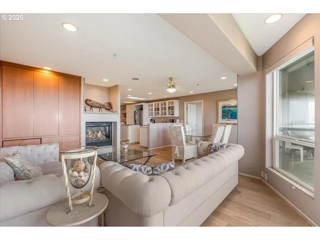 $1,095,000 | 361 South Promenade, Unit 502, Seaside, OR 97138