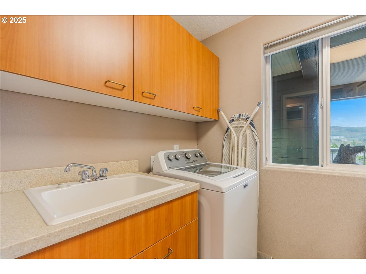 361 South Promenade, Unit 502 Seaside, OR 97138 - Photo 36 of 46 a utility room with dryer and washer