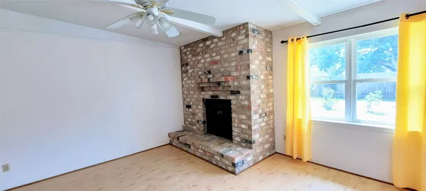 a view of entryway with livingroom