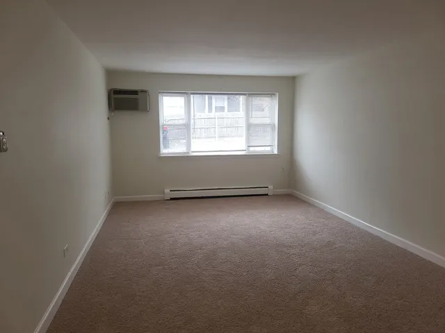 $1,695 | 1039 College Avenue, Unit 5W, Wheaton, IL 60187