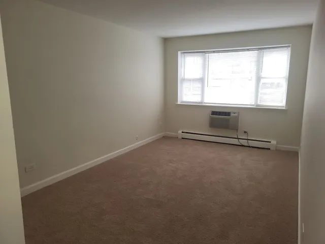 $1,695 | 1039 College Avenue, Unit 5W, Wheaton, IL 60187