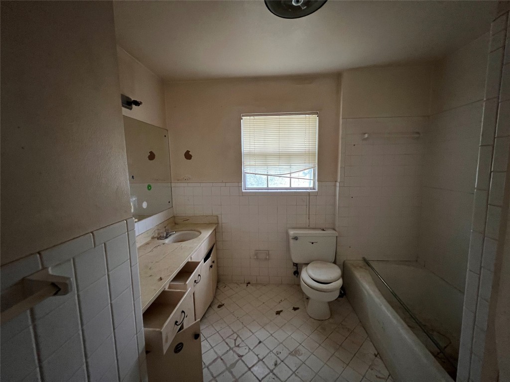 5722 Manor Road Austin, TX 78723 - Photo 8 of 16 a bathroom with a toilet sink and a shower