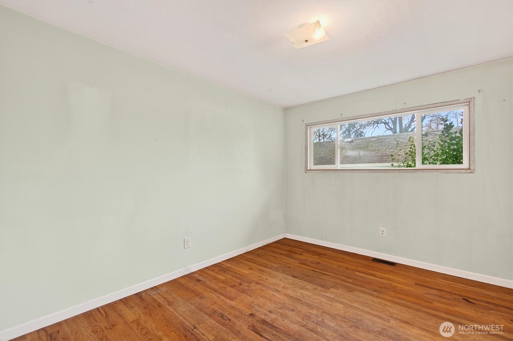 919 Cascade Drive Longview, WA 98632 - Photo 12 of 31 a view of empty room with wooden floor and fan