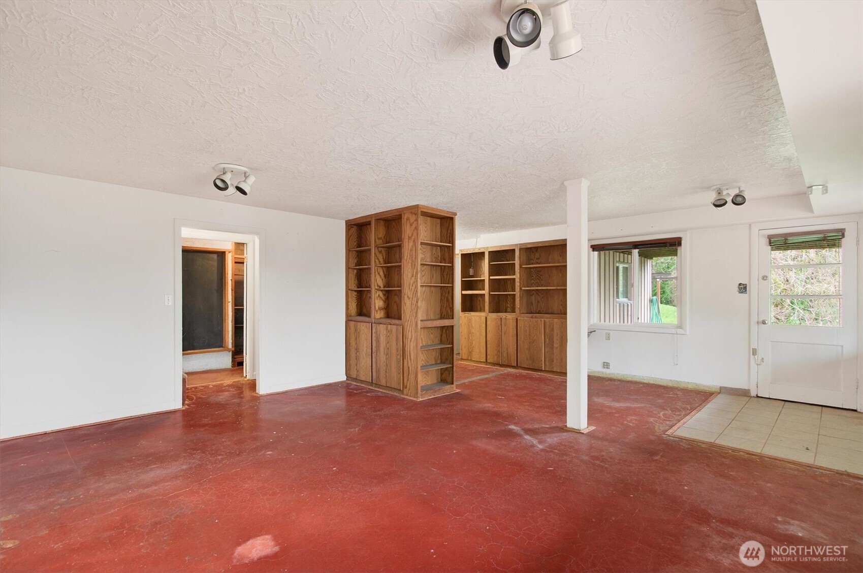 919 Cascade Drive Longview, WA 98632 - Photo 19 of 31 an empty room with windows