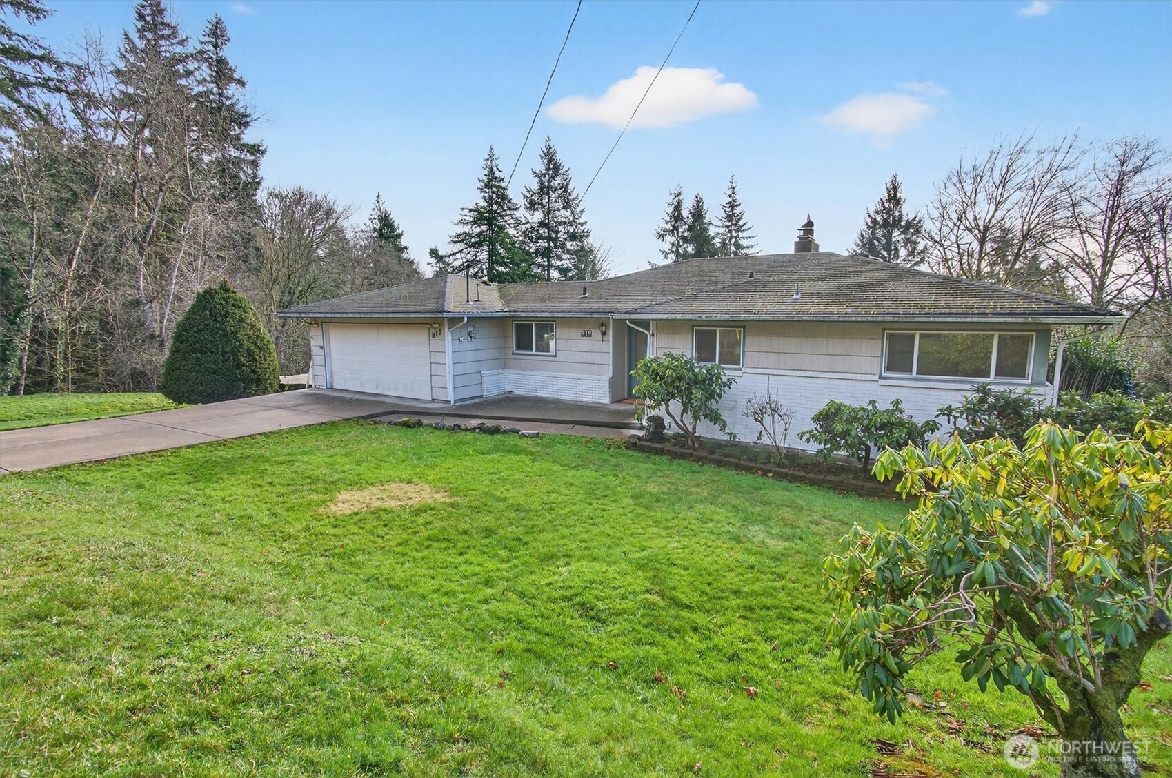 919 Cascade Drive Longview, WA 98632 - Photo 2 of 31 a front view of a house with garden