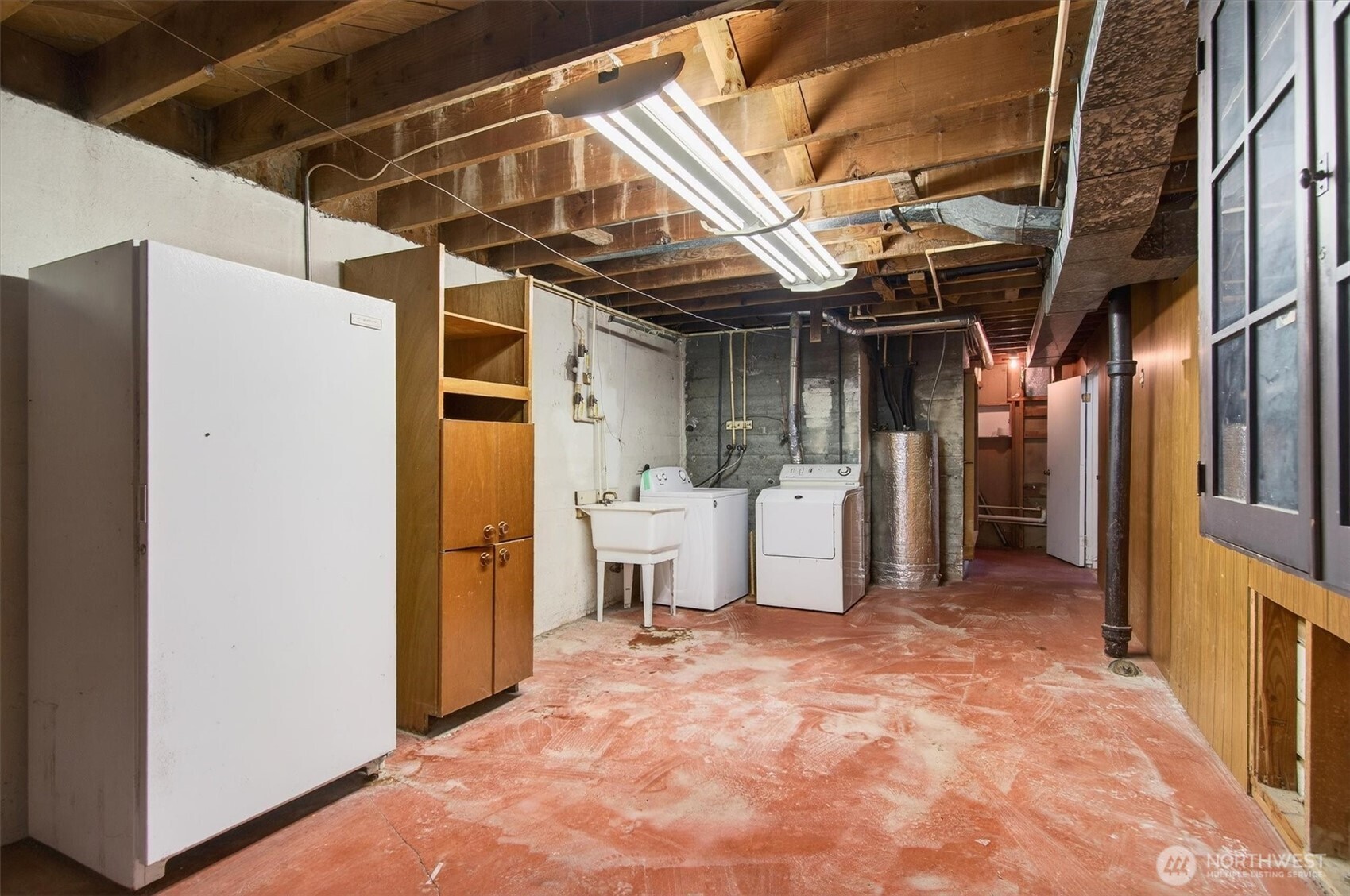 919 Cascade Drive Longview, WA 98632 - Photo 22 of 31 a view of a room with a wooden door