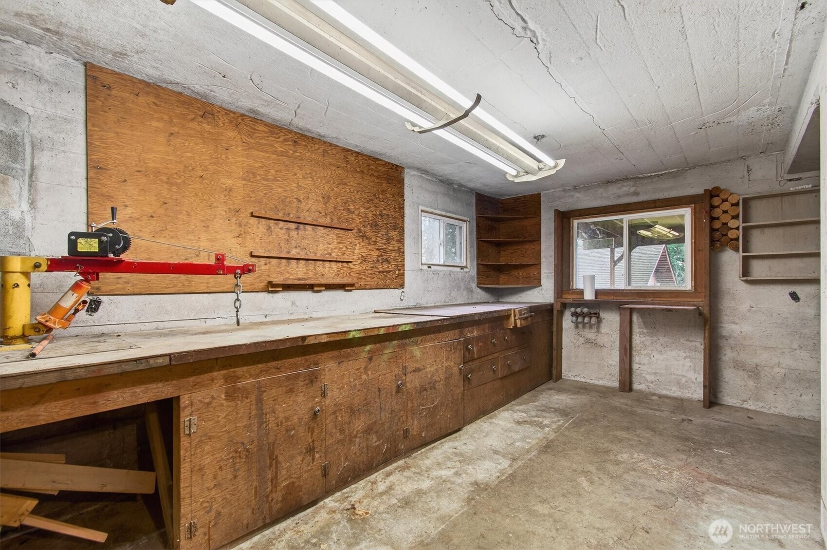 919 Cascade Drive Longview, WA 98632 - Photo 23 of 31 a large kitchen with a large window