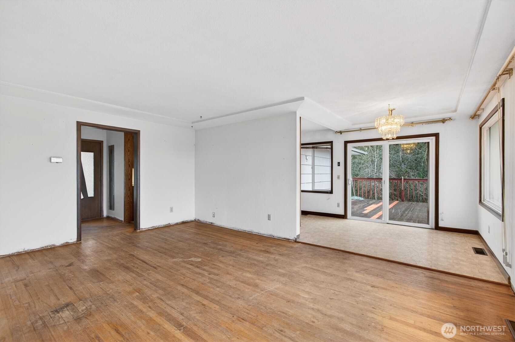 919 Cascade Drive Longview, WA 98632 - Photo 5 of 31 a view of an empty room with glass door