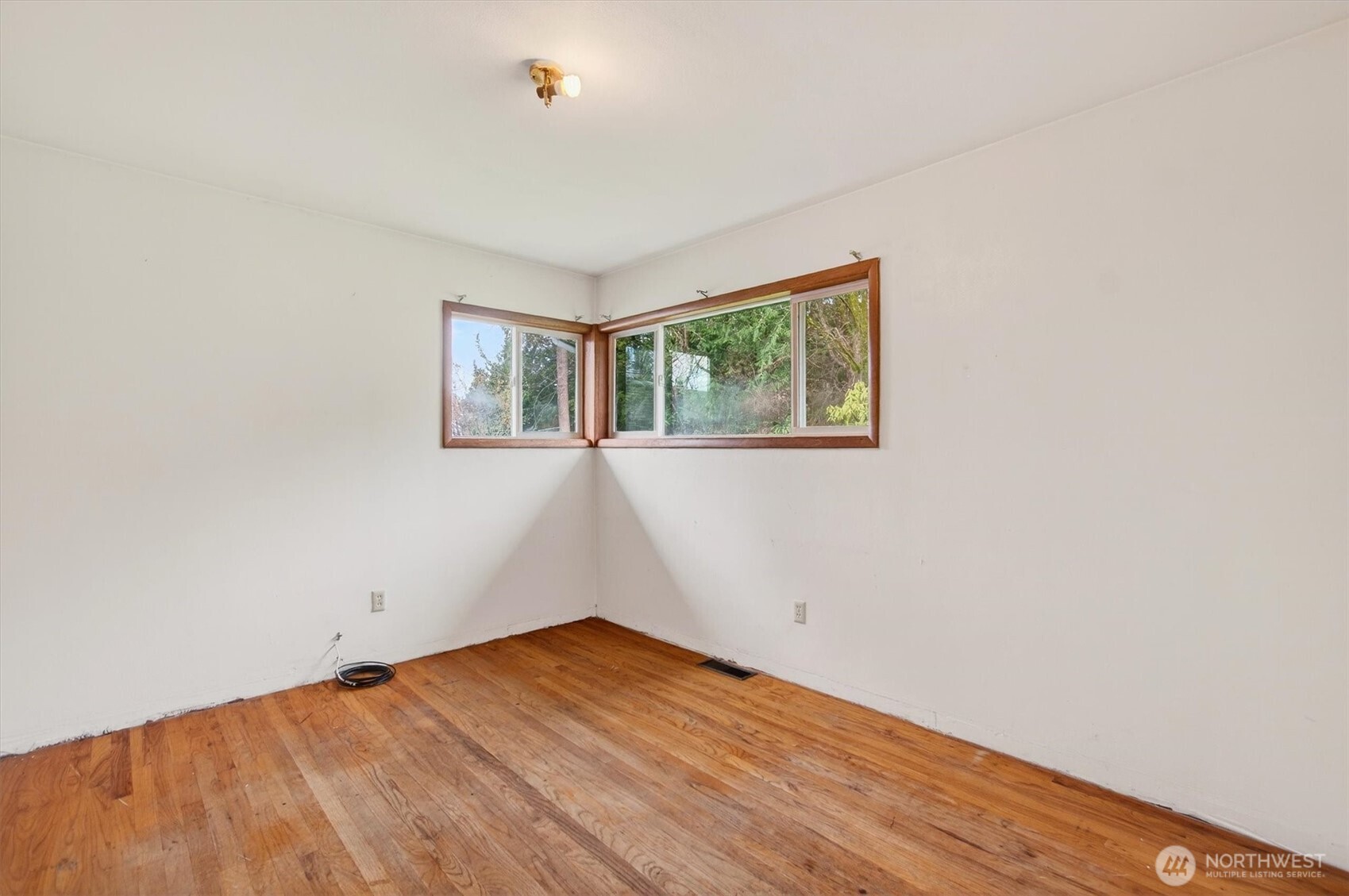 919 Cascade Drive Longview, WA 98632 - Photo 10 of 31 an empty room with a window