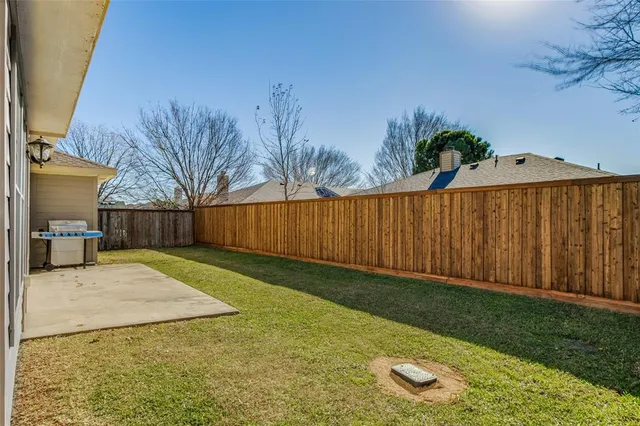 a view of a backyard