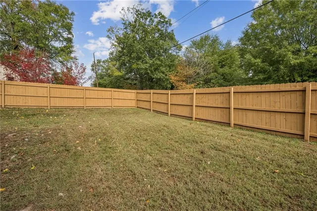 a view of a backyard