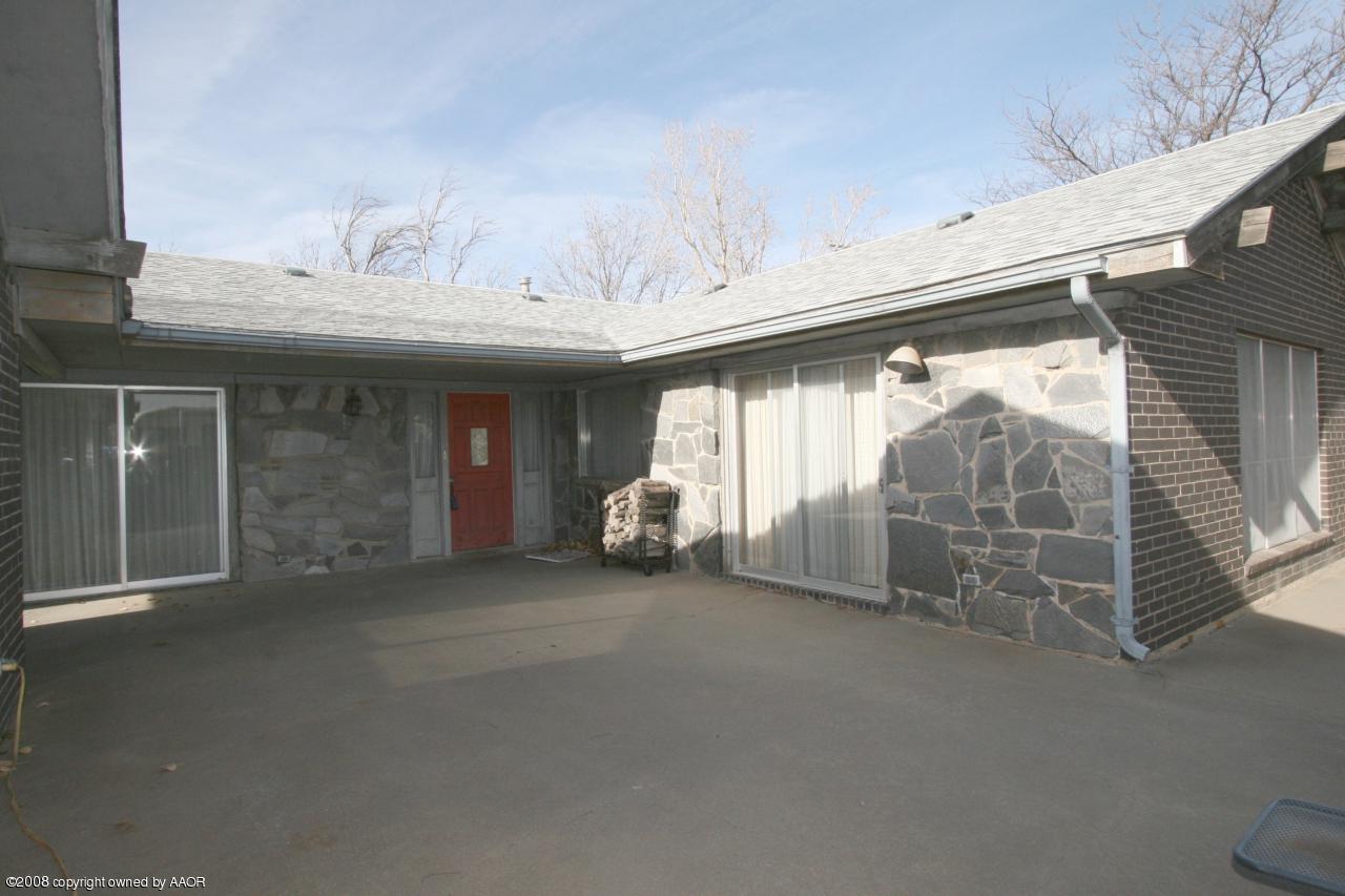 2800 John Drive Amarillo, TX 79110 - Photo 1 of 14 2800 John - Courtyard