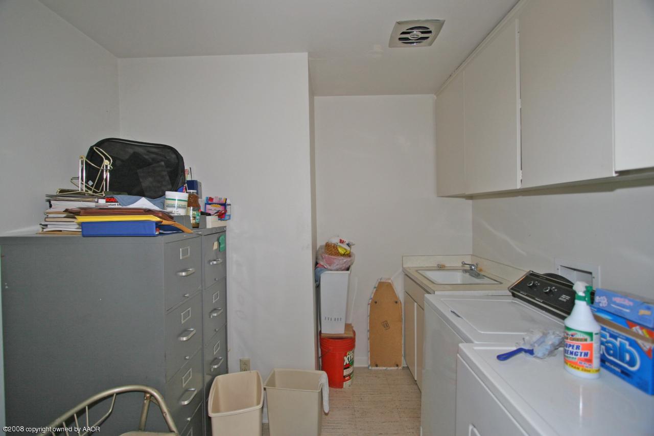 2800 John Drive Amarillo, TX 79110 - Photo 11 of 14 Laundry Room