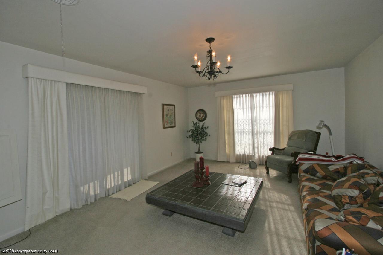 2800 John Drive Amarillo, TX 79110 - Photo 3 of 14 Living Room
