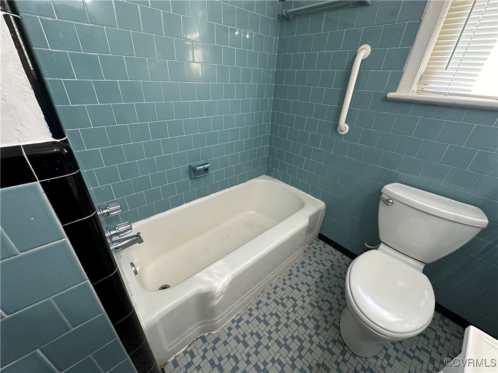3415 Virginia Street Hopewell, VA 23860 - Photo 12 of 24 a bathroom with a toilet and a shower