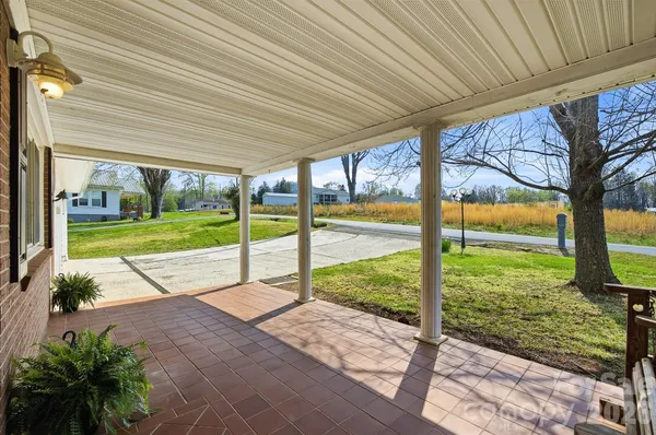 a view of a house with backyard and porch