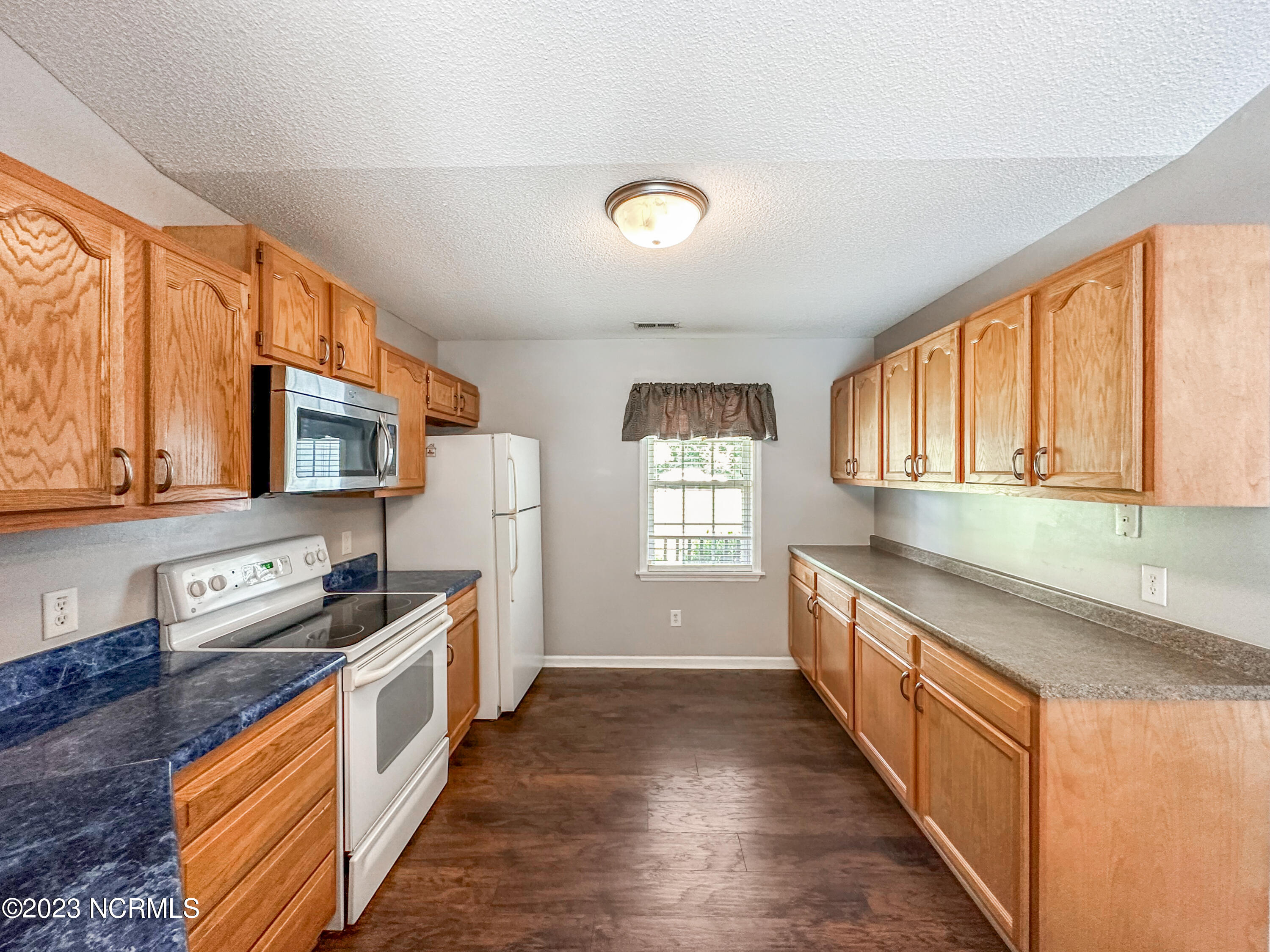204 Liberty Park Road Jacksonville, NC 28540 - Photo 21 of 38 kitchen