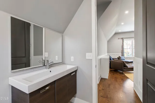 a en suite bathroom with a double vanity sink and mirror