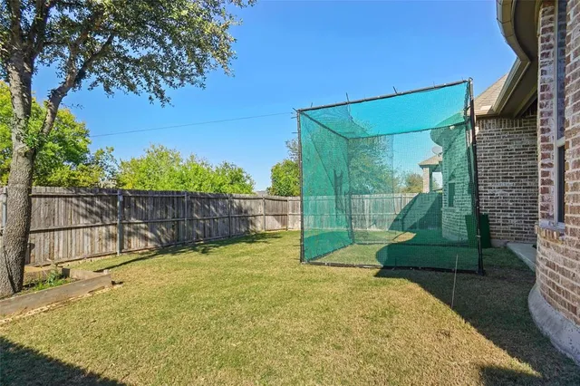 a view of backyard of the house