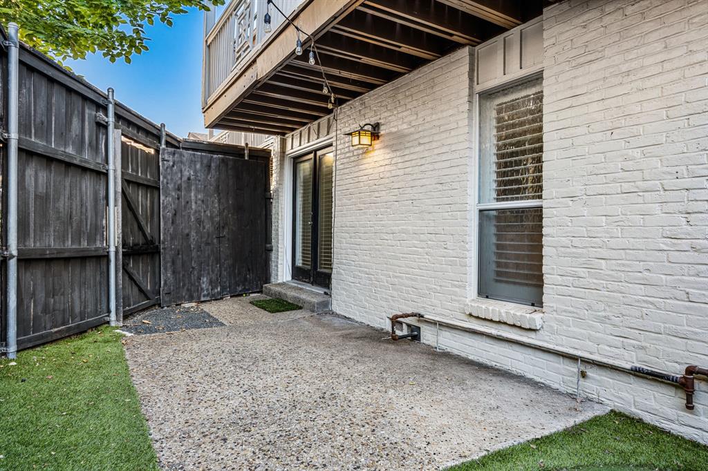 5934 Sandhurst Lane, Unit 109 Dallas, TX 75206 - Photo 8 of 15 a backyard of a house