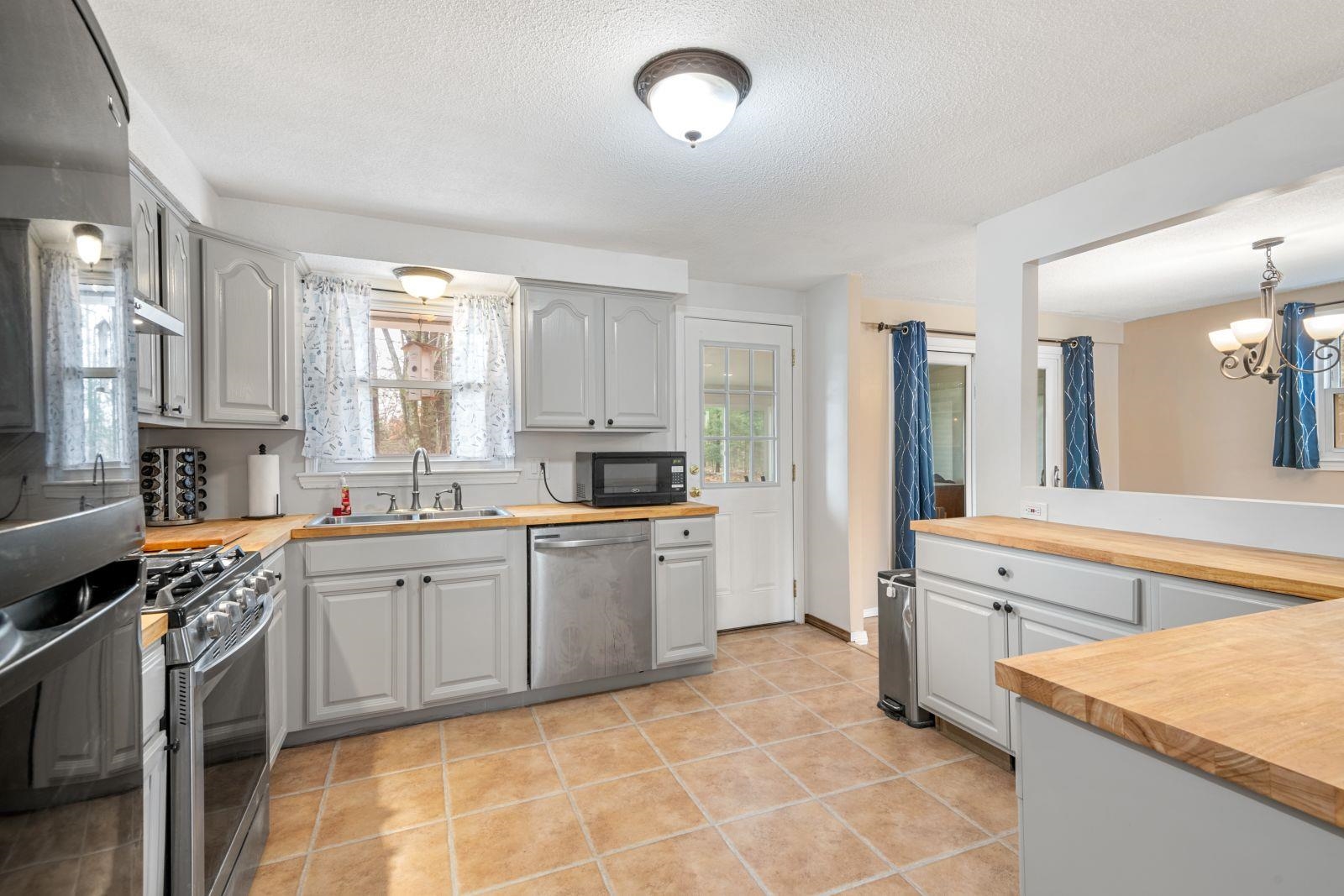 3 Norwich Road Nashua, NH 03062 - Photo 2 of 25