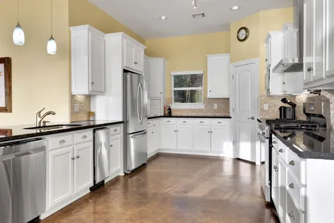 $995,000 | 334 Sunset Drive, Livingston, TX 77351