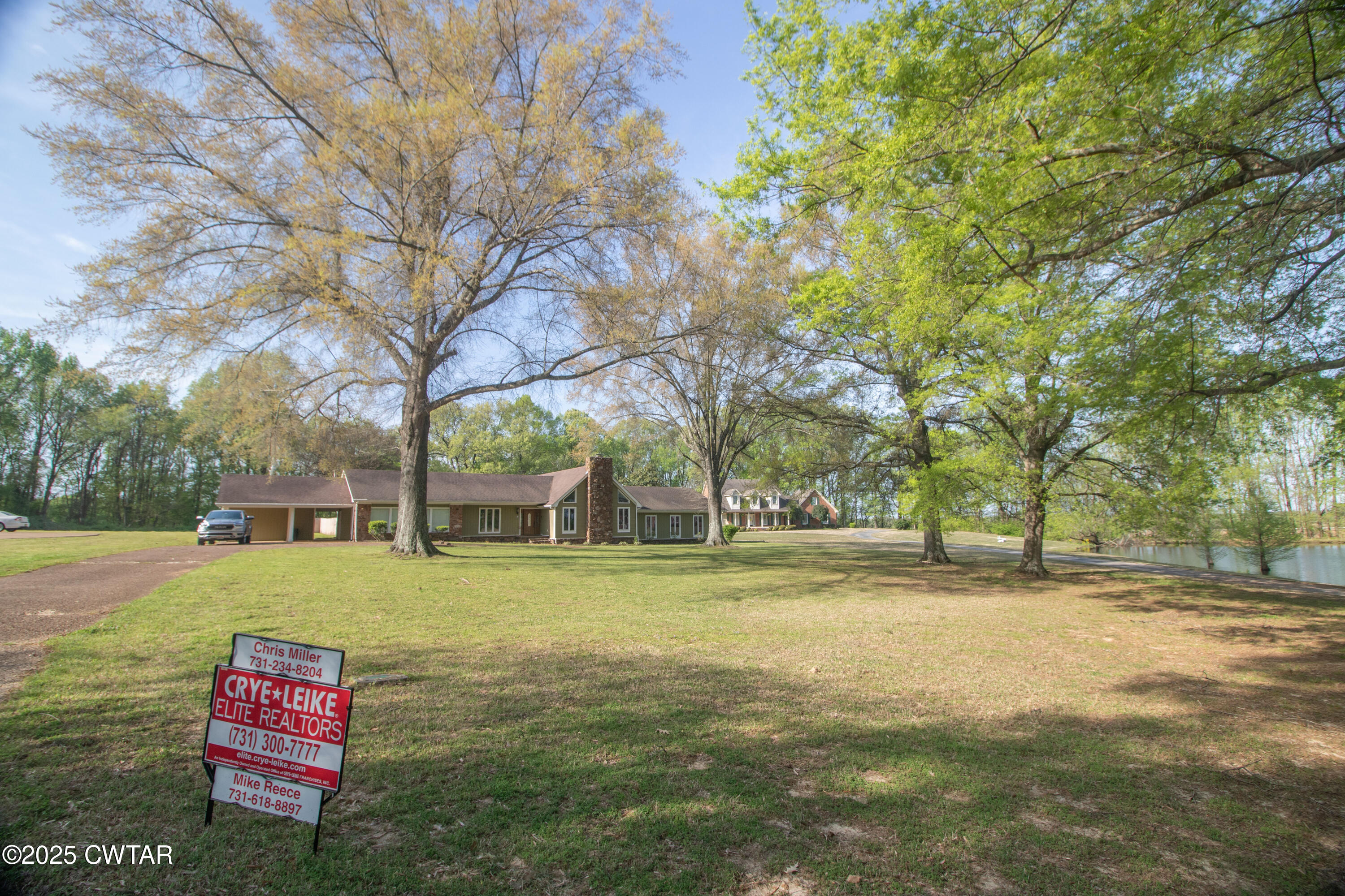 23 Forked Oak Road Humboldt, TN 38343 - Photo 3 of 90 a backyard of a house with table and chairs