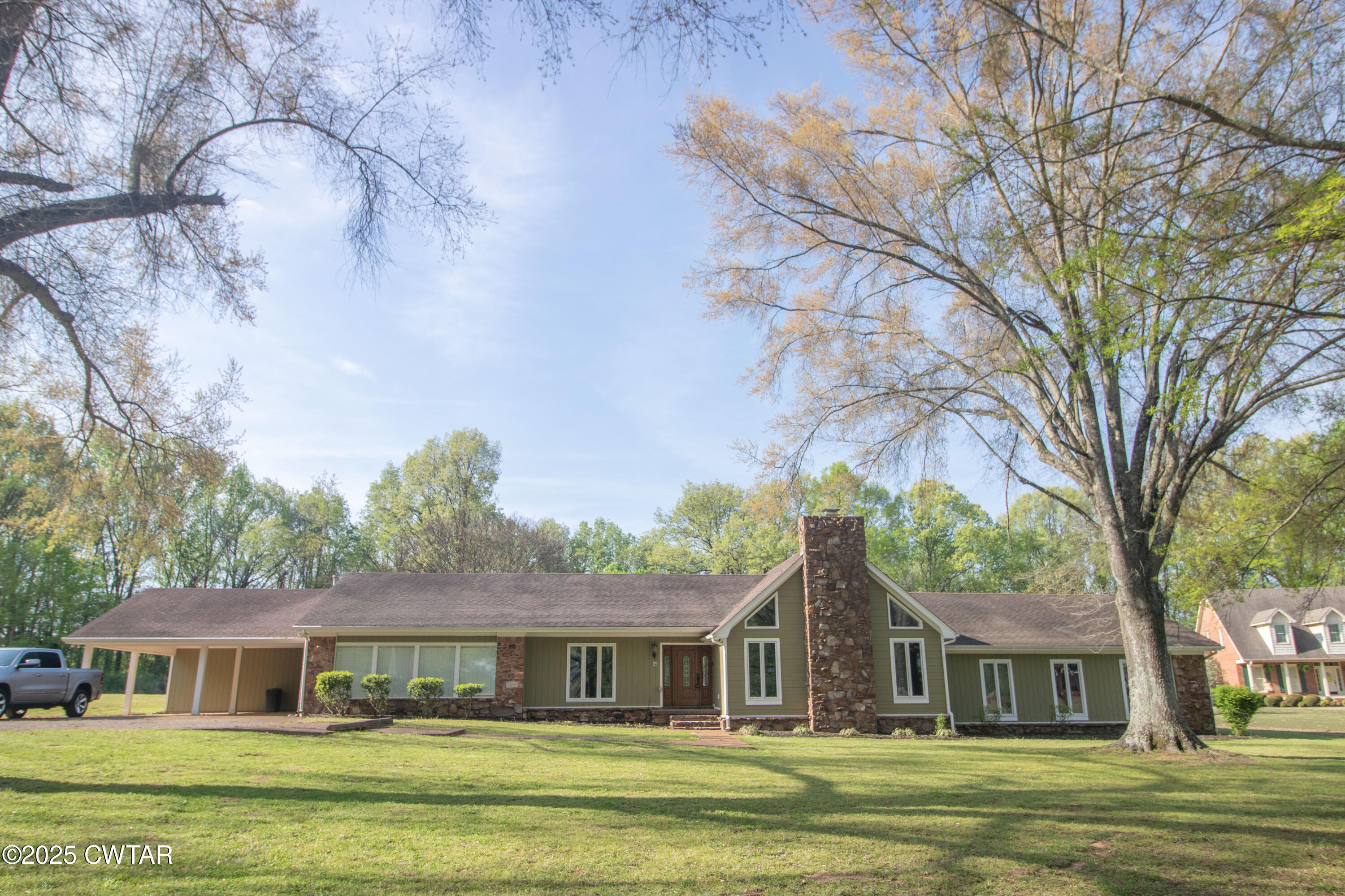 23 Forked Oak Road Humboldt, TN 38343 - Photo 6 of 90 a front view of a house with a garden