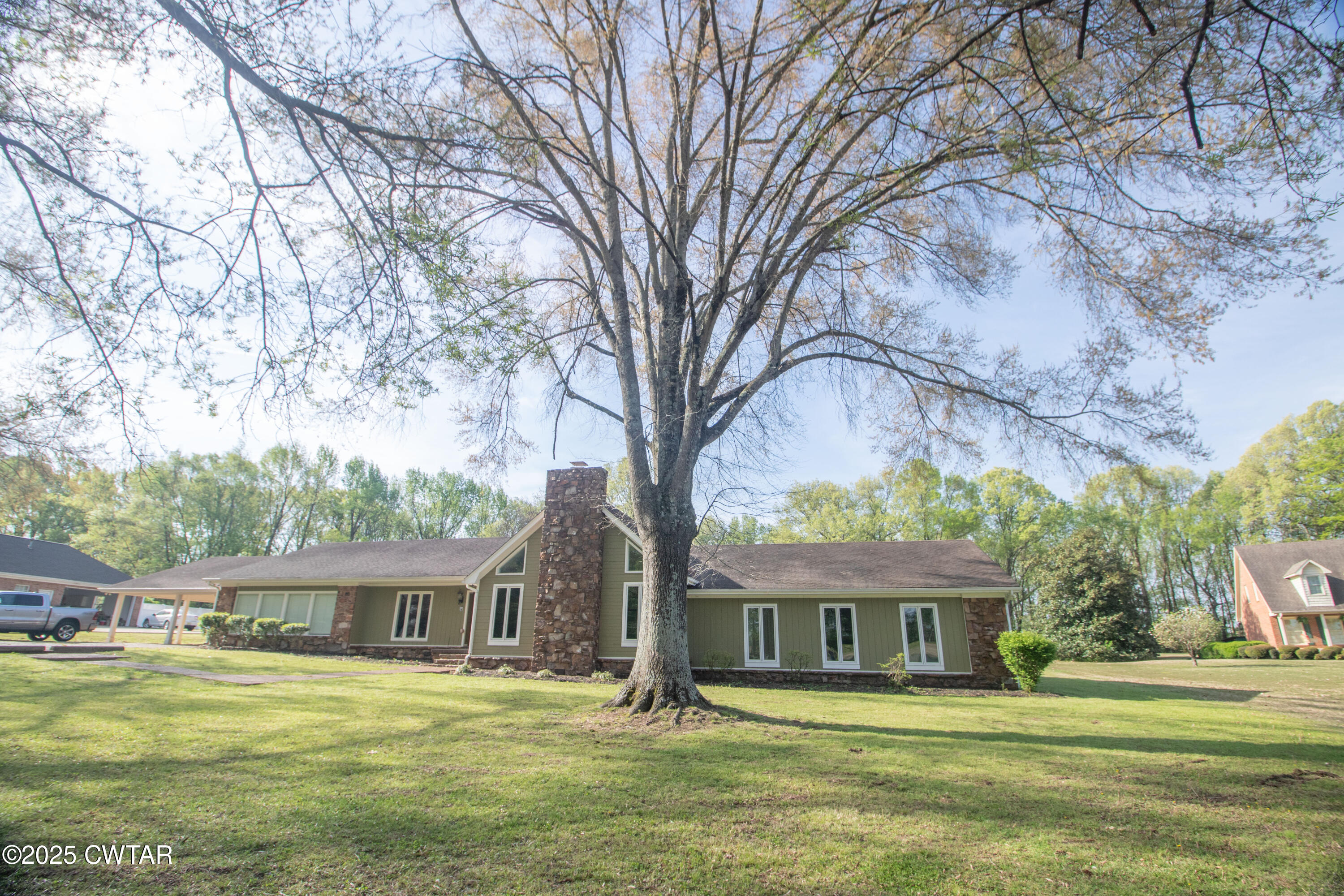 23 Forked Oak Road Humboldt, TN 38343 - Photo 7 of 90 a front view of house with yard and trees