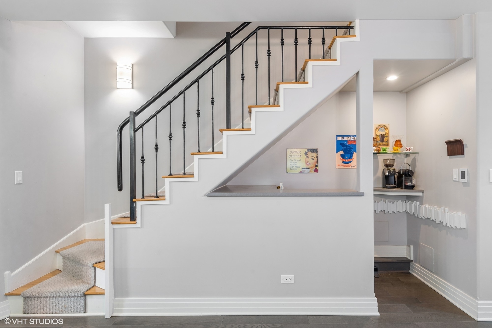 916 West Van Buren Street Chicago, IL 60607 - Photo 11 of 27 a view of entryway and hall