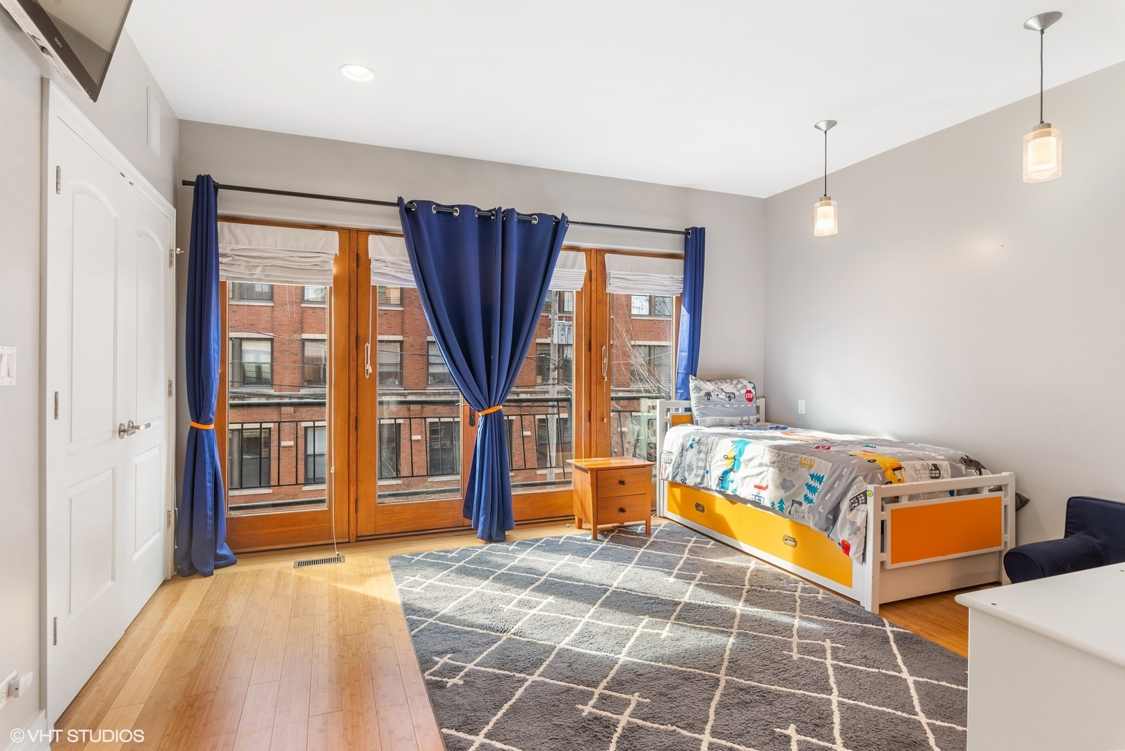 916 West Van Buren Street Chicago, IL 60607 - Photo 12 of 27 a bedroom with furniture and a large window