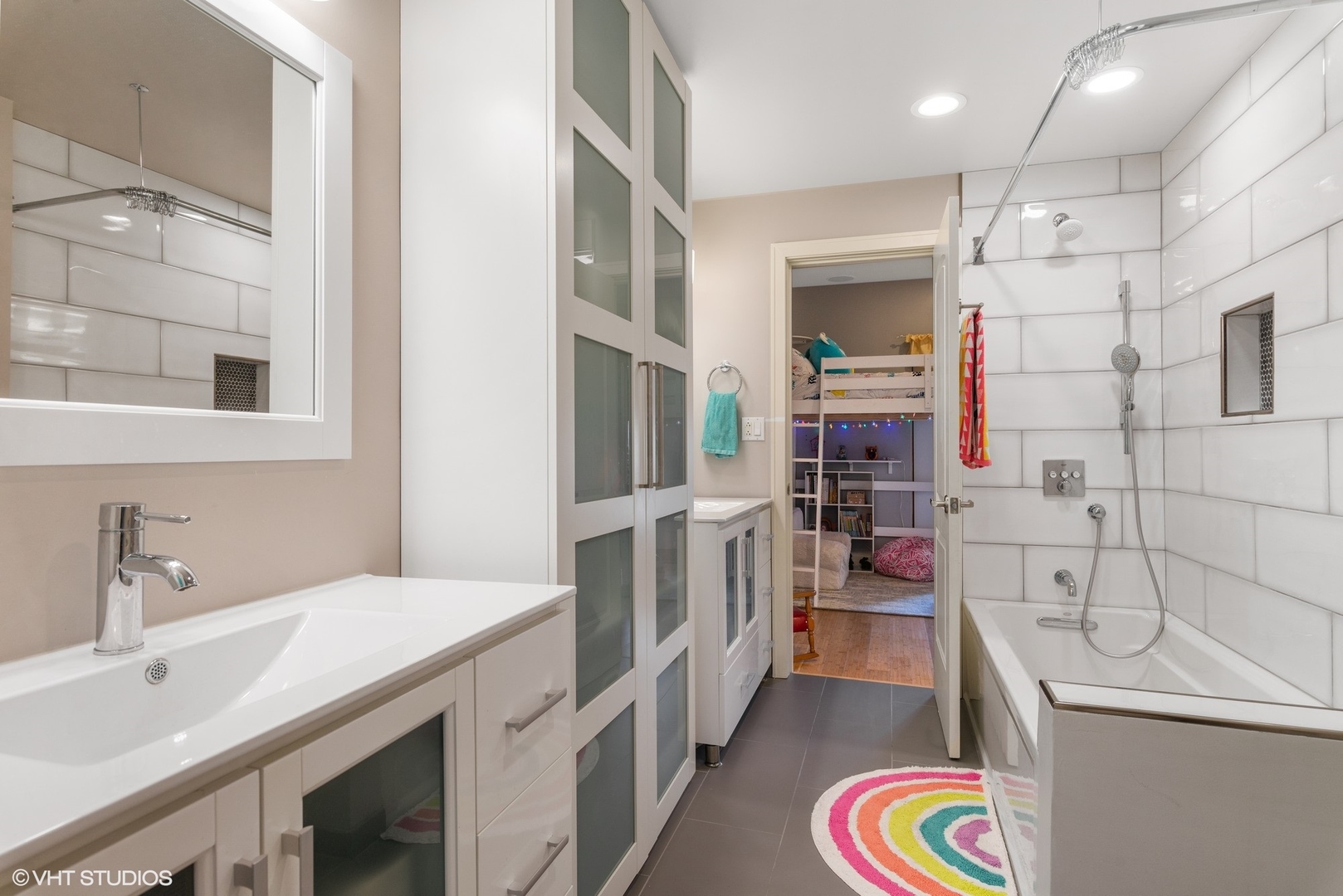 916 West Van Buren Street Chicago, IL 60607 - Photo 13 of 27 a bathroom with a sink a vanity and a bathtub