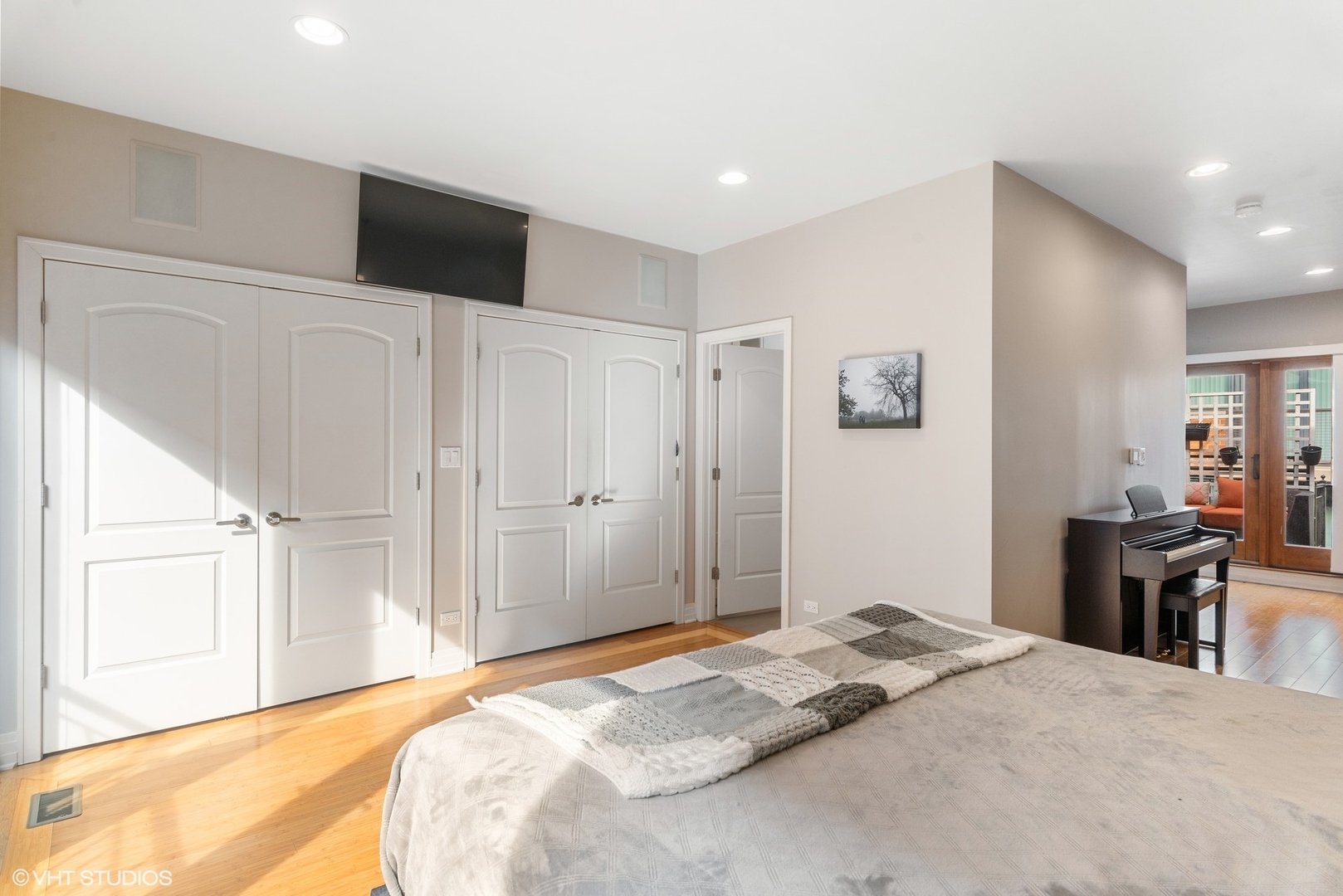 916 West Van Buren Street Chicago, IL 60607 - Photo 16 of 27 a bedroom with a bed and a television