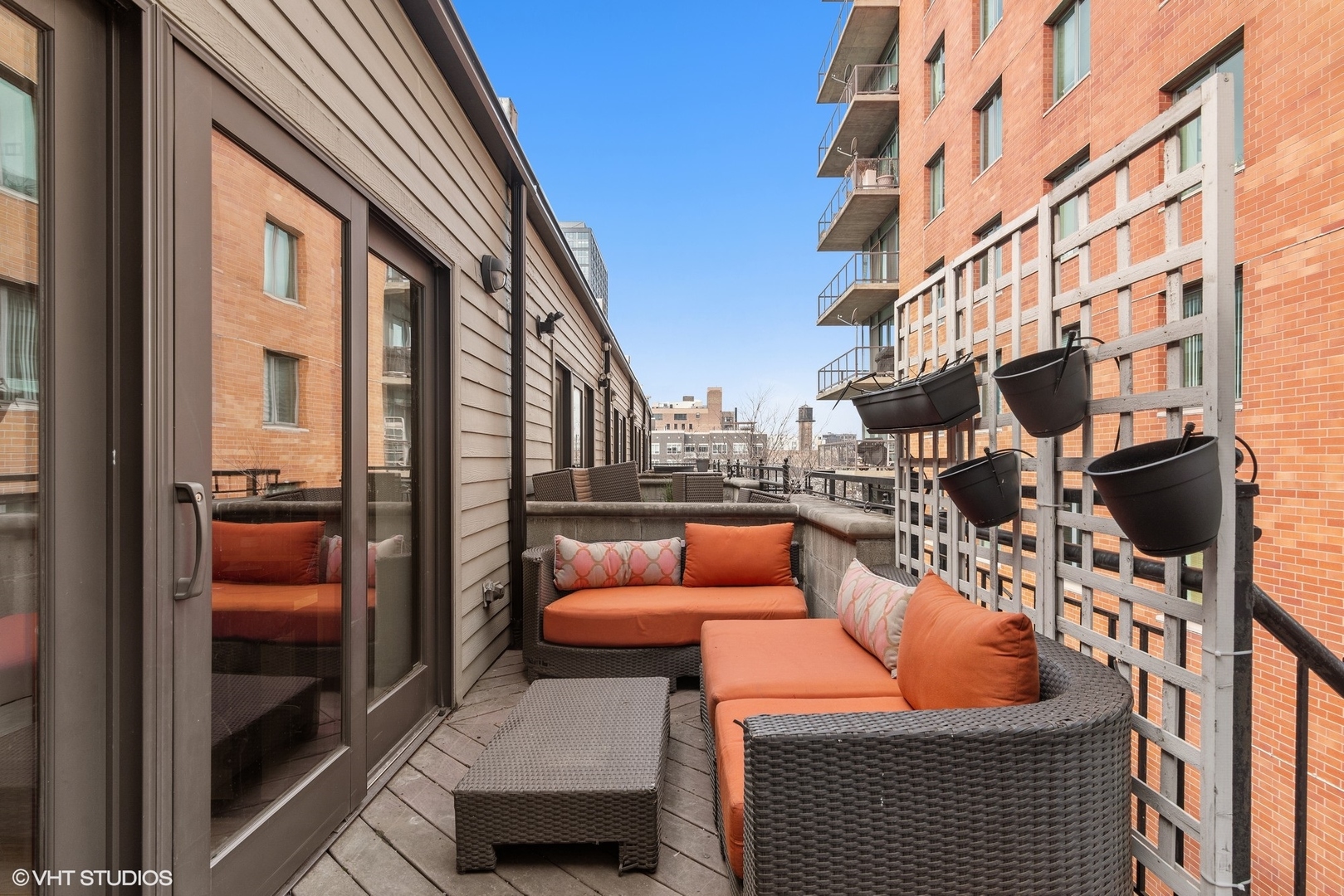 916 West Van Buren Street Chicago, IL 60607 - Photo 20 of 27 a outdoor space with sitting space