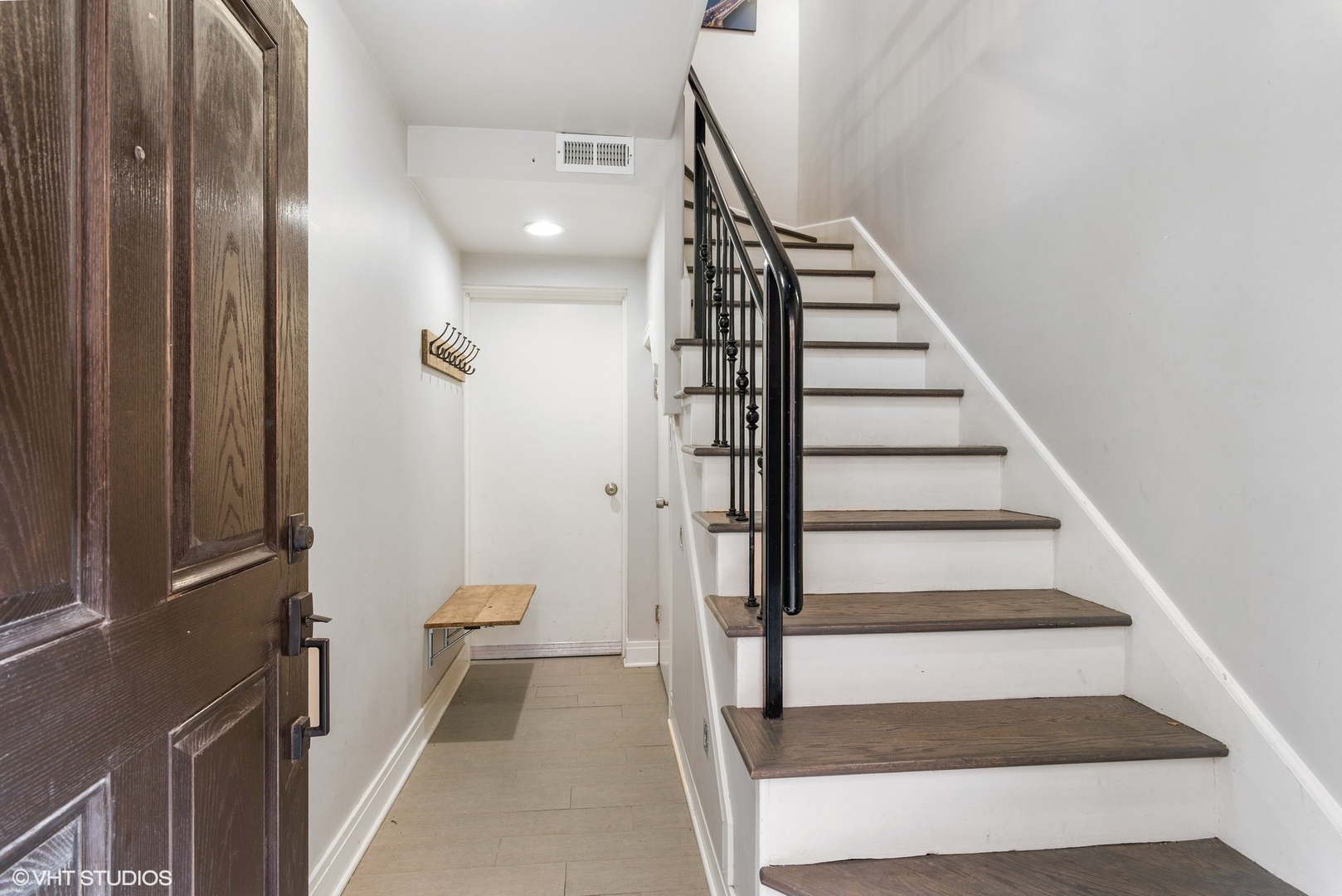 916 West Van Buren Street Chicago, IL 60607 - Photo 2 of 27 a view of a hallway with wooden floor and entryway