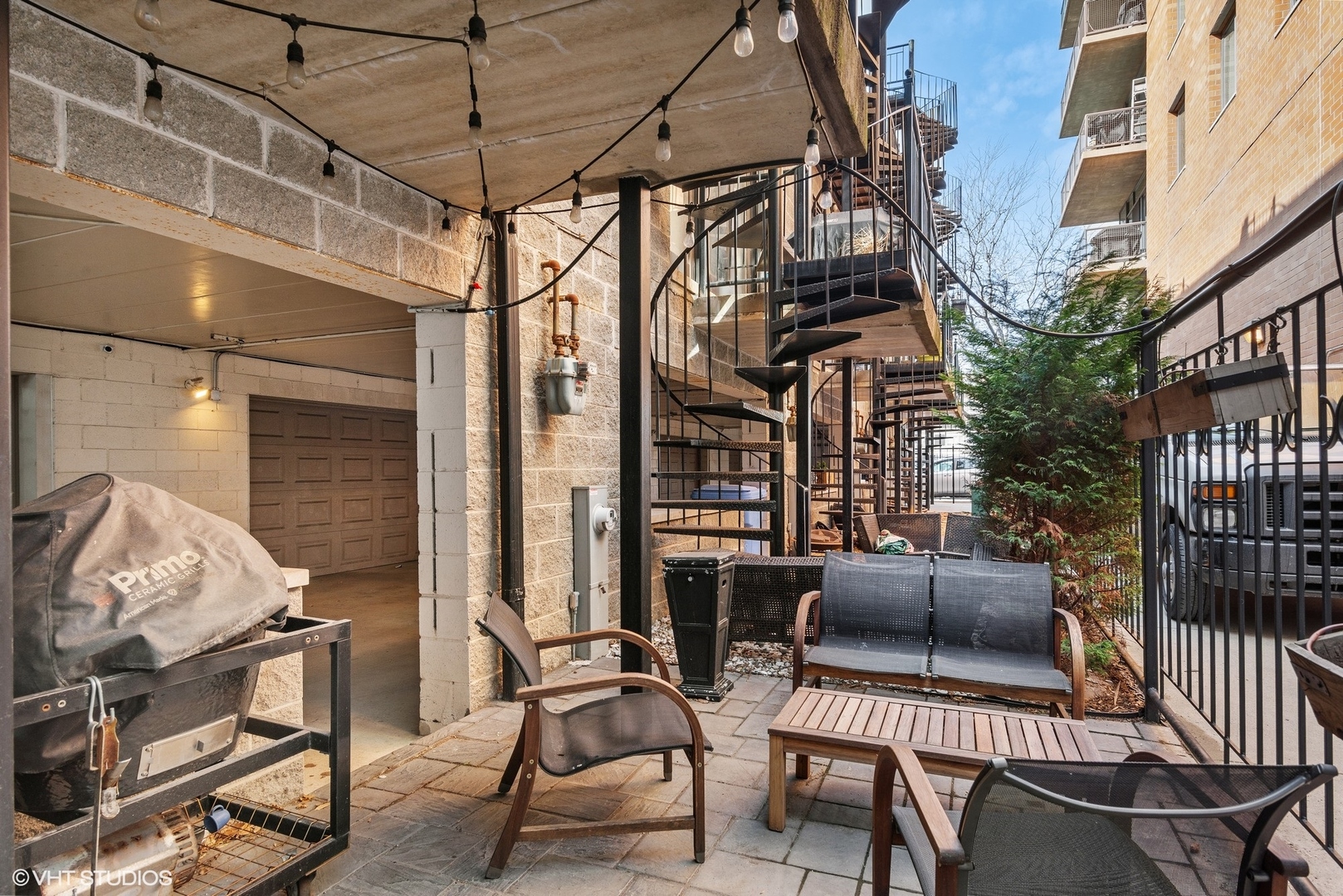 916 West Van Buren Street Chicago, IL 60607 - Photo 21 of 27 a patio with table and chairs and potted plants