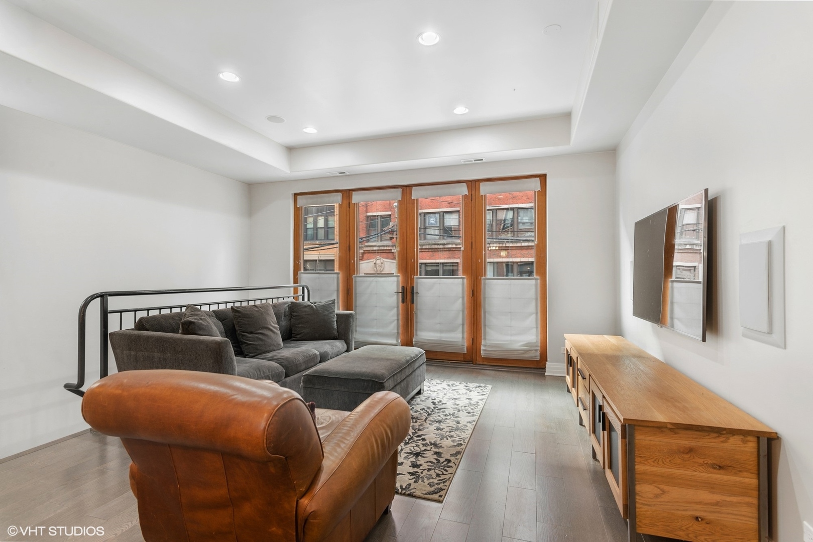 916 West Van Buren Street Chicago, IL 60607 - Photo 3 of 27 a living room with furniture and a flat screen tv