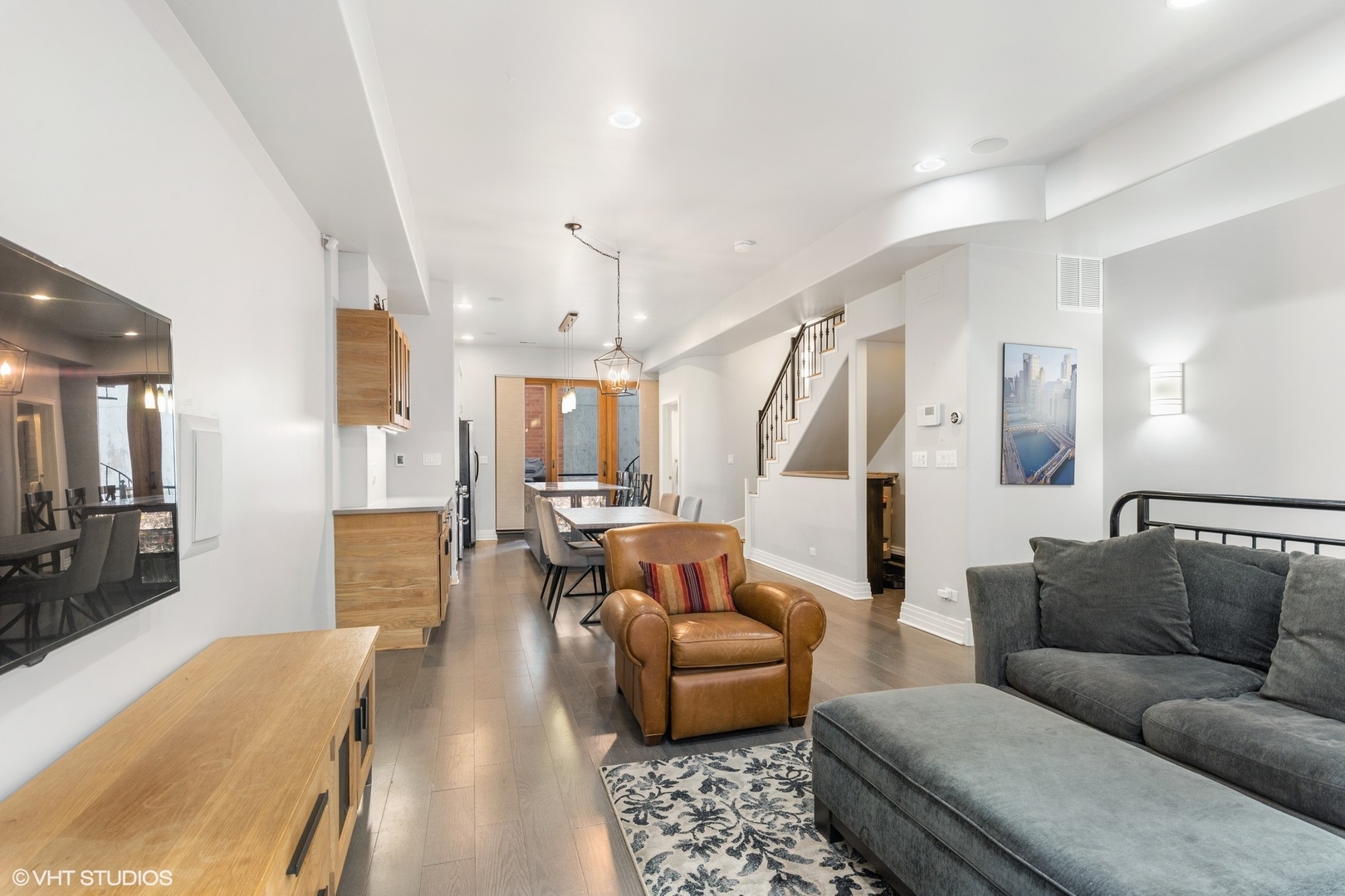 916 West Van Buren Street Chicago, IL 60607 - Photo 4 of 27 a living room with furniture and a couch