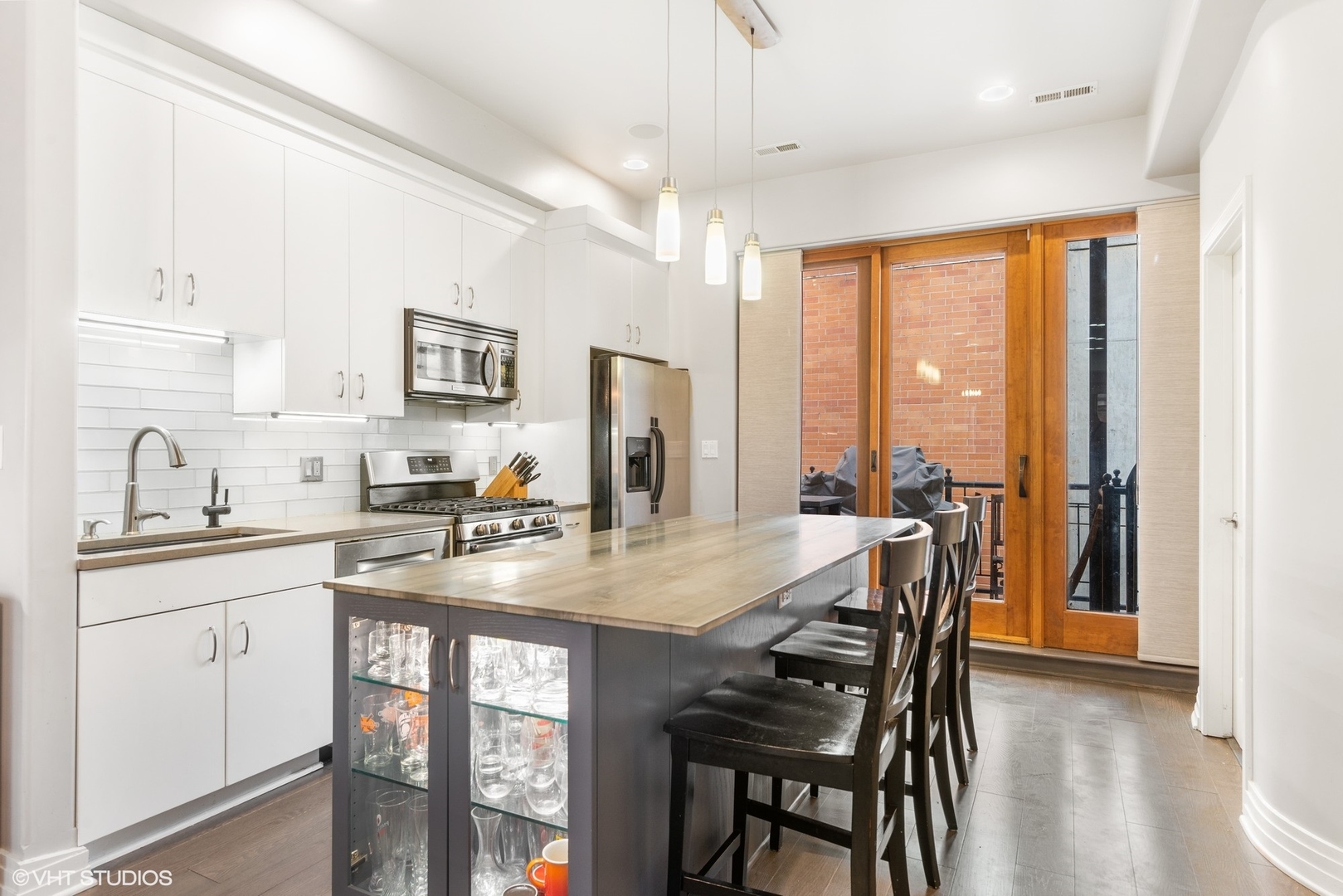 916 West Van Buren Street Chicago, IL 60607 - Photo 7 of 27 a dining table with chairs and window