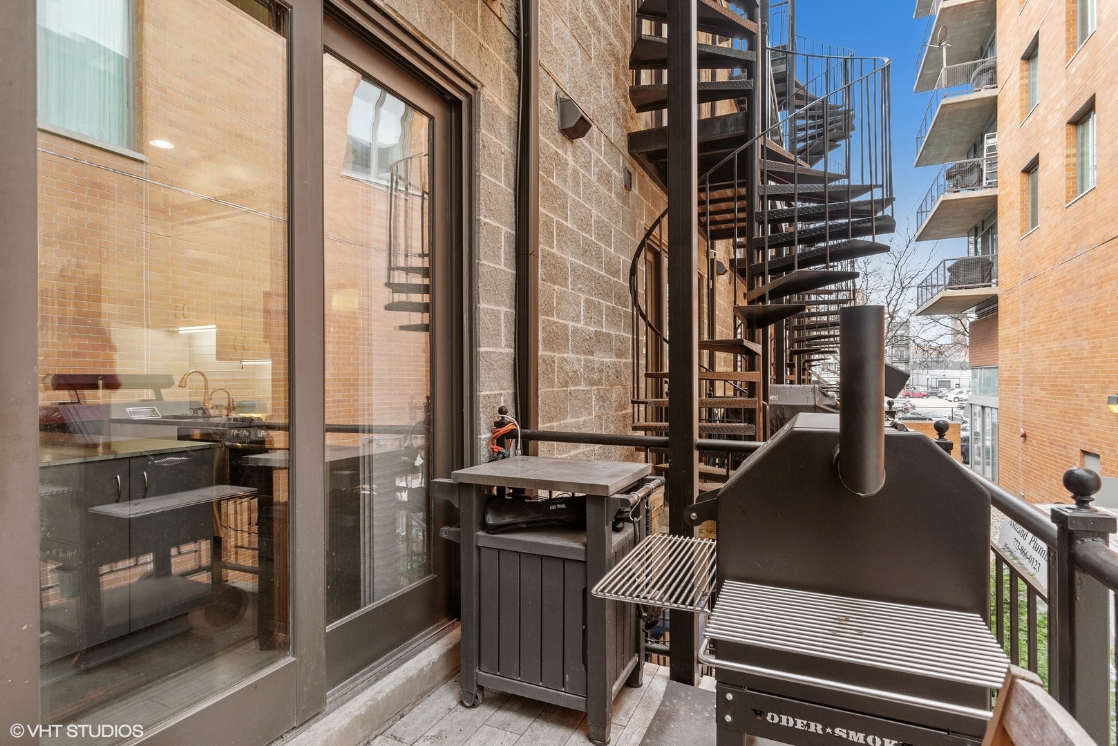 916 West Van Buren Street Chicago, IL 60607 - Photo 8 of 27 a view of balcony with furniture