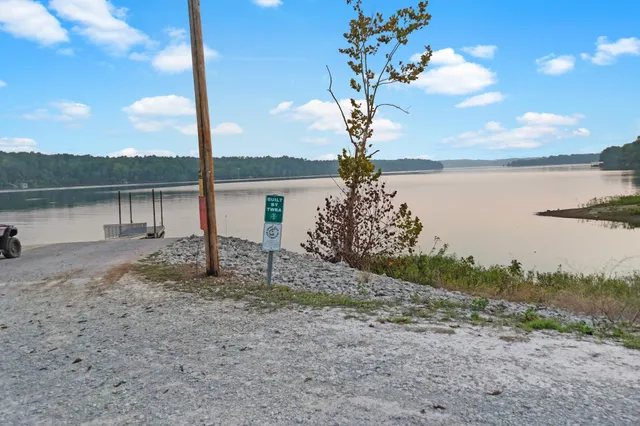 a picture of a room with a wall